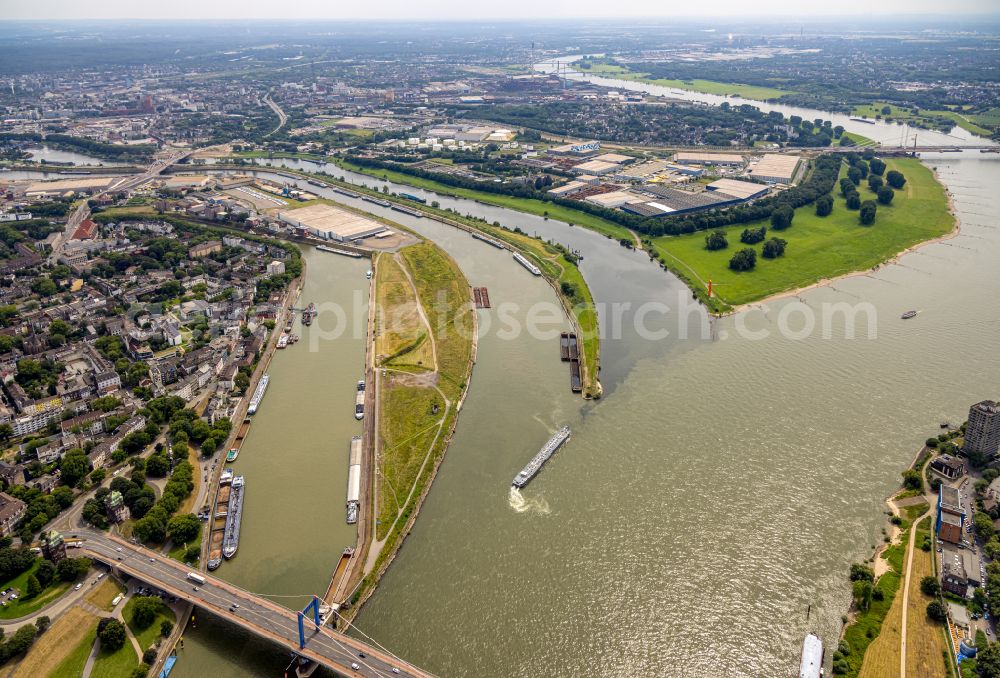 Aerial image Duisburg - Shore areas exposed by low-water level riverbed of the Rhine river in the district Ruhrort in Duisburg at Ruhrgebiet in the state North Rhine-Westphalia, Germany