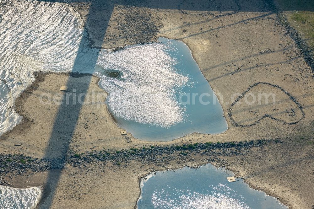 Aerial photograph Düsseldorf - Shore areas exposed by low-water level riverbed of the Rhine river in the district Oberkassel in Duesseldorf in the state North Rhine-Westphalia, Germany