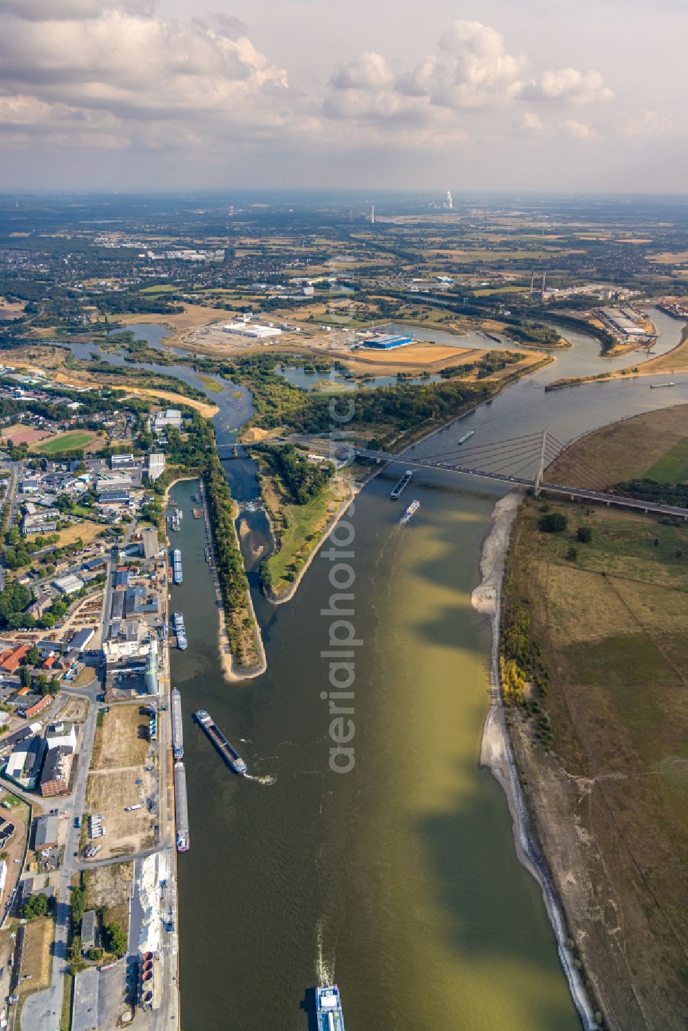 Aerial image Wesel - Shore areas exposed by low-water level riverbed of the Rhine river in Wesel at Ruhrgebiet in the state North Rhine-Westphalia, Germany