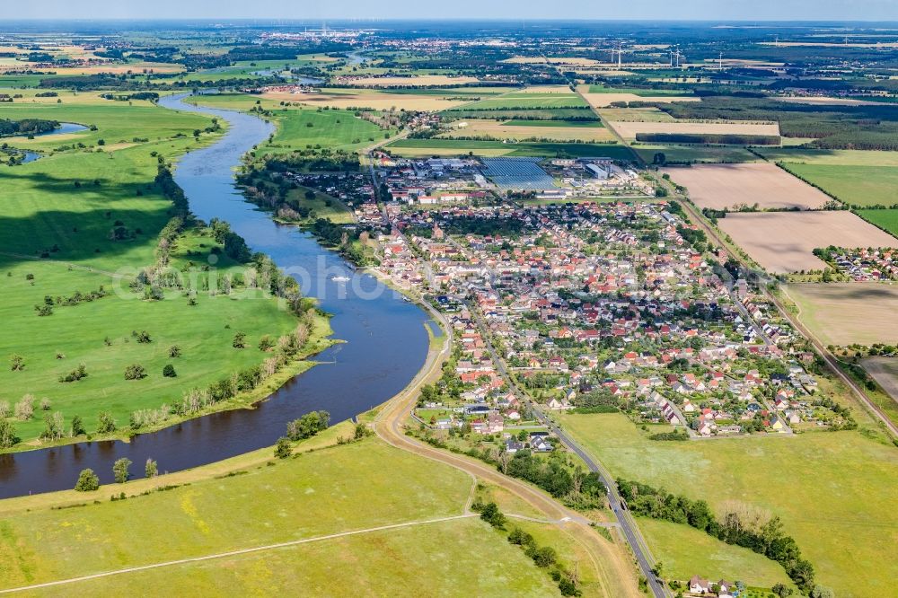 Elster (Elbe) from the bird's eye view: Curved loop of the riparian zones on the course of the river Elbe in Elster (Elbe) in the state Saxony-Anhalt, Germany