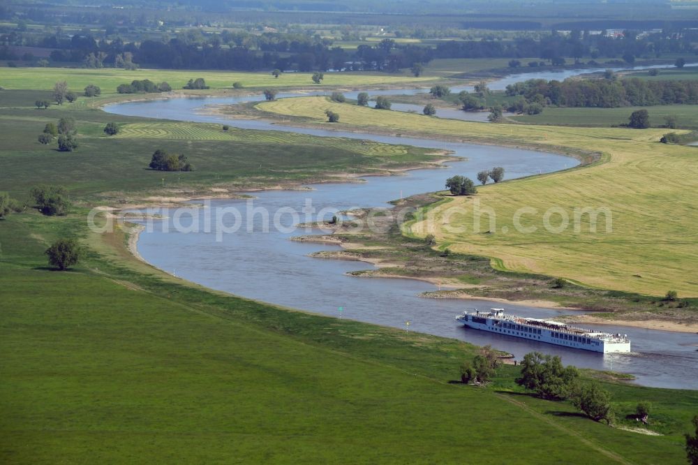 Jessen (Elster) from the bird's eye view: Curved loop of the riparian zones on the course of the river Elbe in Jessen (Elster) in the state Saxony-Anhalt, Germany