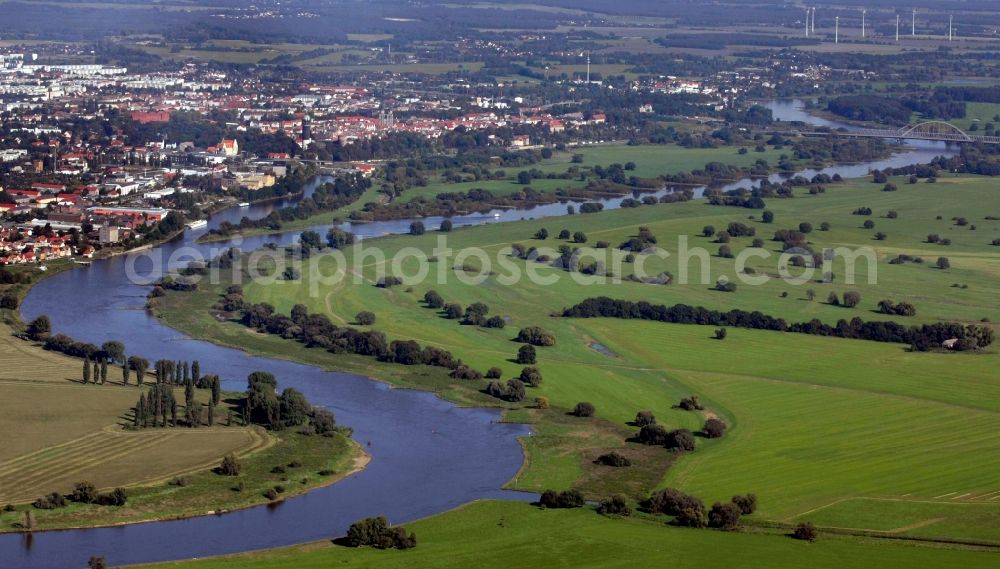 Lutherstadt Wittenberg from the bird's eye view: Curved loop of the riparian zones on the course of the river Elbe in Lutherstadt Wittenberg in the state Saxony-Anhalt, Germany