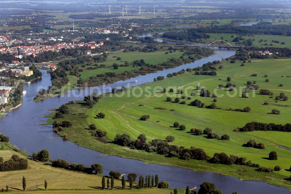 Aerial photograph Lutherstadt Wittenberg - Curved loop of the riparian zones on the course of the river Elbe in Lutherstadt Wittenberg in the state Saxony-Anhalt, Germany