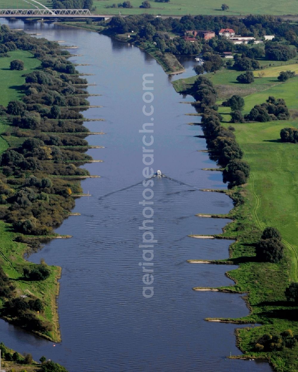 Lutherstadt Wittenberg from the bird's eye view: Curved loop of the riparian zones on the course of the river Elbe in Lutherstadt Wittenberg in the state Saxony-Anhalt, Germany