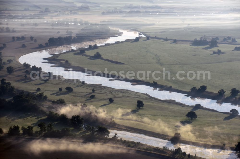 Schützberg from the bird's eye view: Curved loop of the riparian zones on the course of the river Elbe in Schuetzberg in the state Saxony-Anhalt