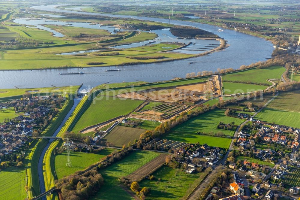 Voerde (Niederrhein) from the bird's eye view: Riparian areas along the river mouth der Emscher in den Rhein mit Baustelle zum Umbau der Emscher- Muendung in Voerde (Niederrhein) in the state North Rhine-Westphalia