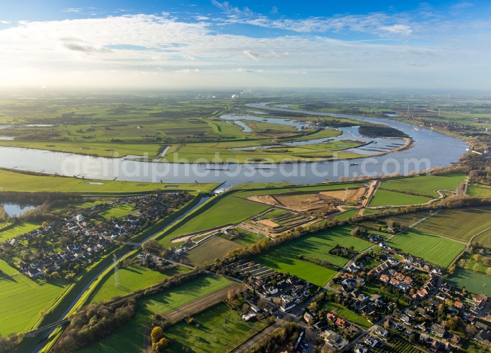 Aerial image Voerde (Niederrhein) - Riparian areas along the river mouth der Emscher in den Rhein mit Baustelle zum Umbau der Emscher- Muendung in Voerde (Niederrhein) in the state North Rhine-Westphalia