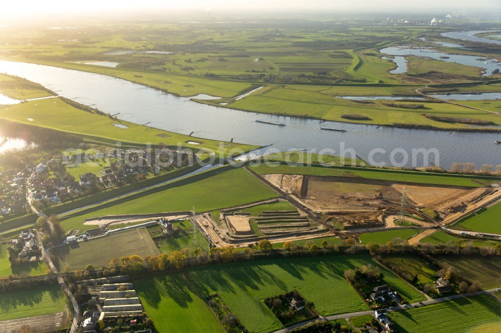 Aerial photograph Voerde (Niederrhein) - Riparian areas along the river mouth der Emscher in den Rhein mit Baustelle zum Umbau der Emscher- Muendung in Voerde (Niederrhein) in the state North Rhine-Westphalia