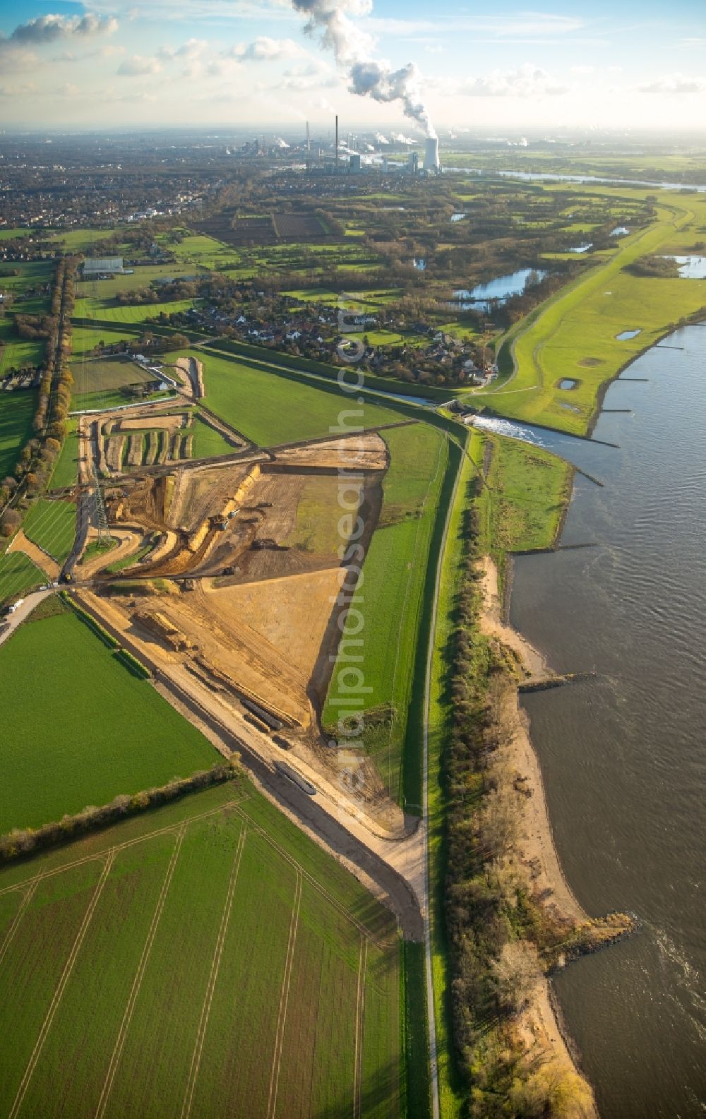 Aerial image Voerde (Niederrhein) - Riparian areas along the river mouth der Emscher in den Rhein mit Baustelle zum Umbau der Emscher- Muendung in Voerde (Niederrhein) in the state North Rhine-Westphalia