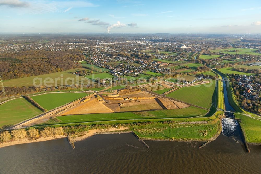 Aerial photograph Voerde (Niederrhein) - Riparian areas along the river mouth der Emscher in den Rhein mit Baustelle zum Umbau der Emscher- Muendung in Voerde (Niederrhein) in the state North Rhine-Westphalia