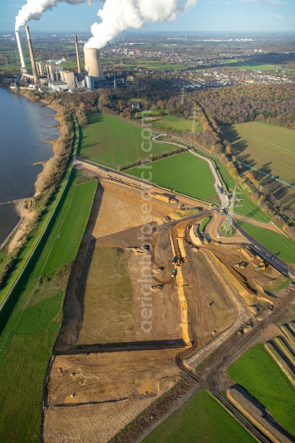 Voerde (Niederrhein) from the bird's eye view: Riparian areas along the river mouth der Emscher in den Rhein mit Baustelle zum Umbau der Emscher- Muendung in Voerde (Niederrhein) in the state North Rhine-Westphalia