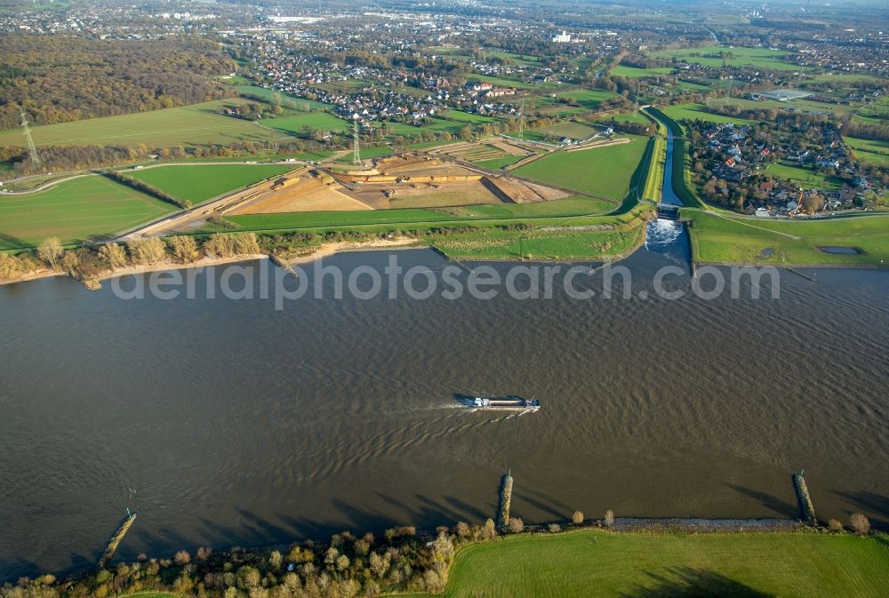 Aerial photograph Voerde (Niederrhein) - Riparian areas along the river mouth der Emscher in den Rhein mit Baustelle zum Umbau der Emscher- Muendung in Voerde (Niederrhein) in the state North Rhine-Westphalia