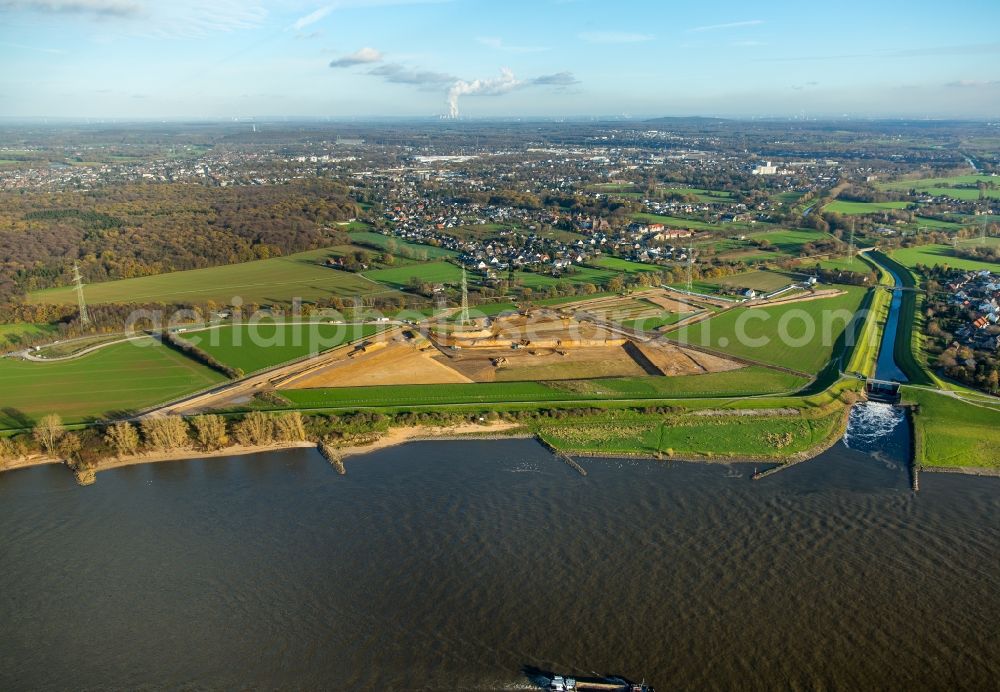 Voerde (Niederrhein) from above - Riparian areas along the river mouth der Emscher in den Rhein mit Baustelle zum Umbau der Emscher- Muendung in Voerde (Niederrhein) in the state North Rhine-Westphalia