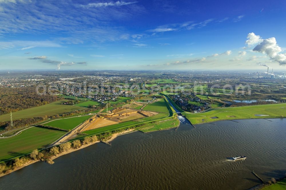 Voerde (Niederrhein) from the bird's eye view: Riparian areas along the river mouth der Emscher in den Rhein mit Baustelle zum Umbau der Emscher- Muendung in Voerde (Niederrhein) in the state North Rhine-Westphalia