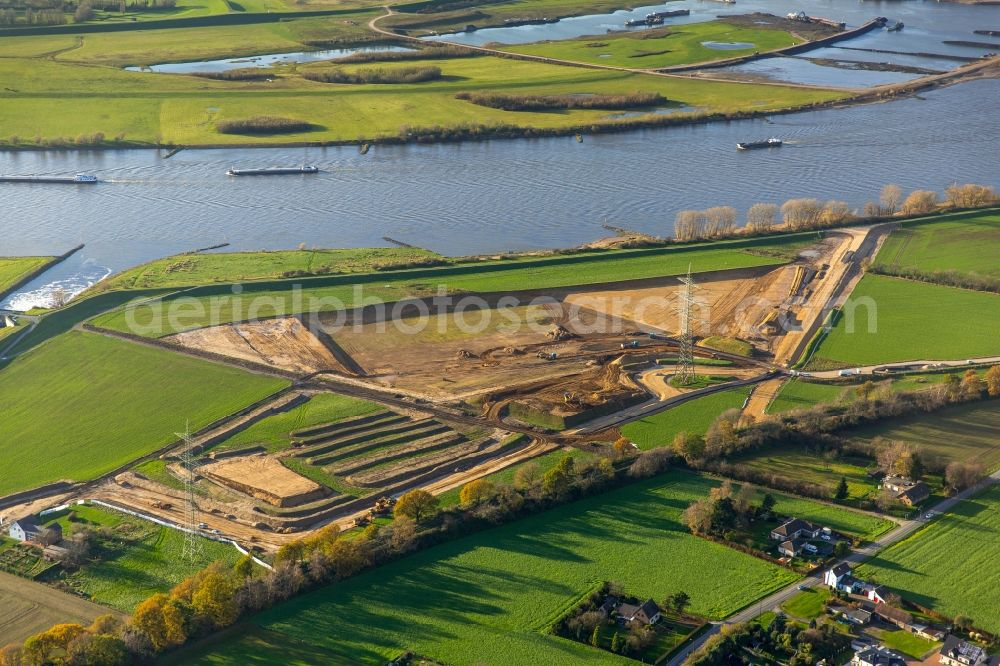 Voerde (Niederrhein) from above - Riparian areas along the river mouth der Emscher in den Rhein mit Baustelle zum Umbau der Emscher- Muendung in Voerde (Niederrhein) in the state North Rhine-Westphalia