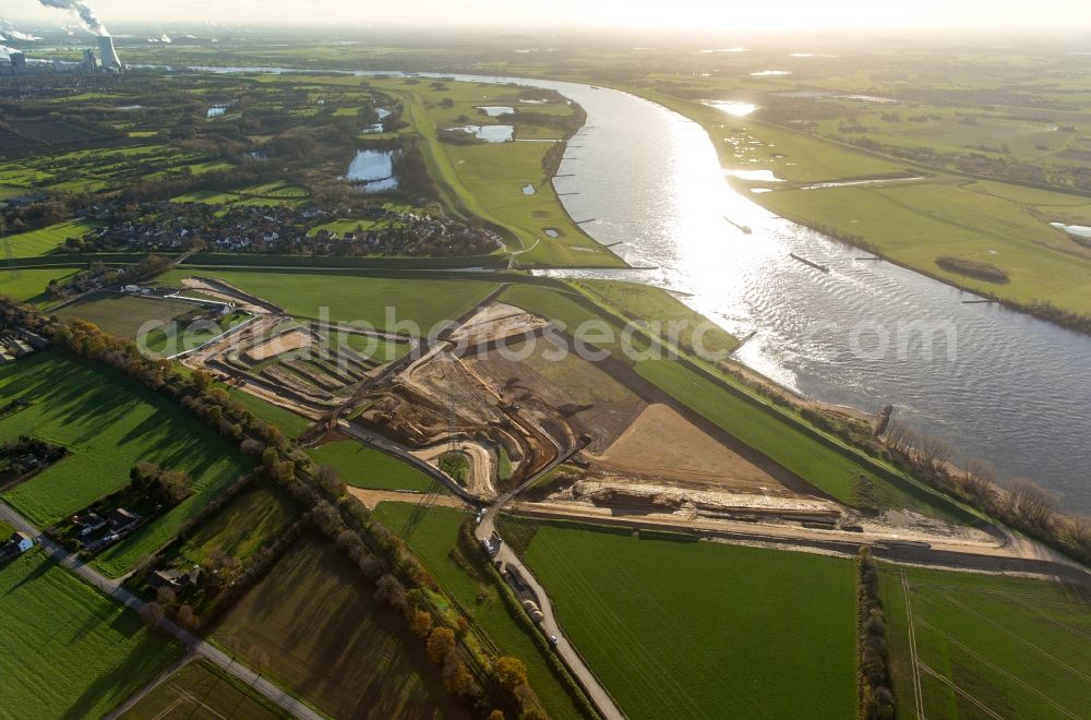 Voerde (Niederrhein) from the bird's eye view: Riparian areas along the river mouth der Emscher in den Rhein mit Baustelle zum Umbau der Emscher- Muendung in Voerde (Niederrhein) in the state North Rhine-Westphalia