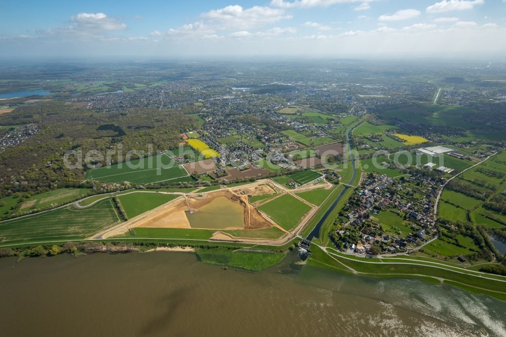 Voerde (Niederrhein) from the bird's eye view: Riparian areas along the river mouth der Emscher in den Rhein mit Baustelle zum Umbau der Emscher- Muendung in Voerde (Niederrhein) in the state North Rhine-Westphalia