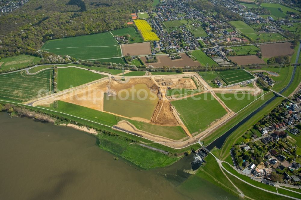 Aerial image Voerde (Niederrhein) - Riparian areas along the river mouth der Emscher in den Rhein mit Baustelle zum Umbau der Emscher- Muendung in Voerde (Niederrhein) in the state North Rhine-Westphalia