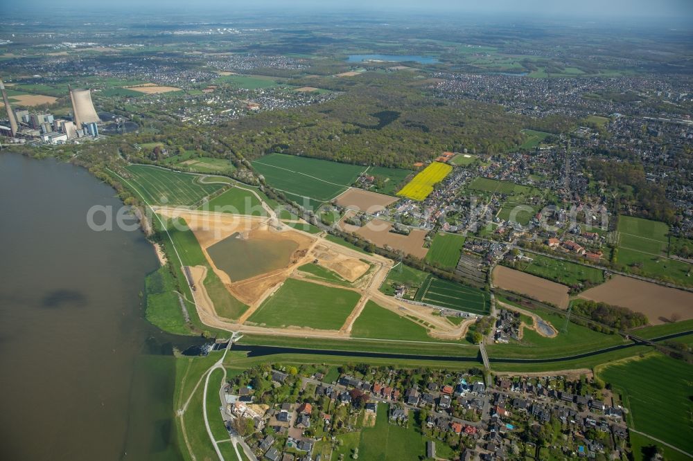 Aerial photograph Voerde (Niederrhein) - Riparian areas along the river mouth der Emscher in den Rhein mit Baustelle zum Umbau der Emscher- Muendung in Voerde (Niederrhein) in the state North Rhine-Westphalia