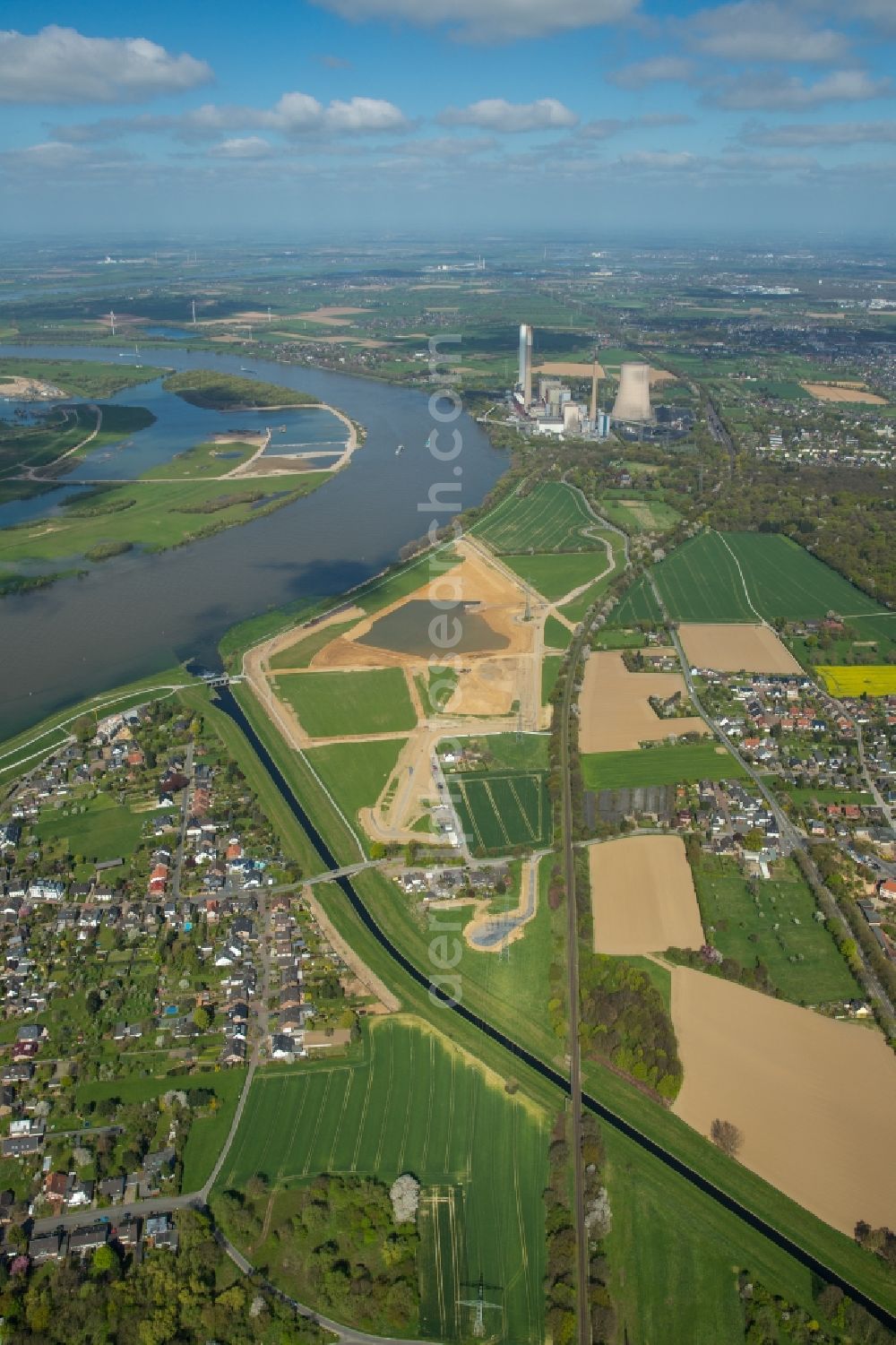 Voerde (Niederrhein) from the bird's eye view: Riparian areas along the river mouth der Emscher in den Rhein mit Baustelle zum Umbau der Emscher- Muendung in Voerde (Niederrhein) in the state North Rhine-Westphalia