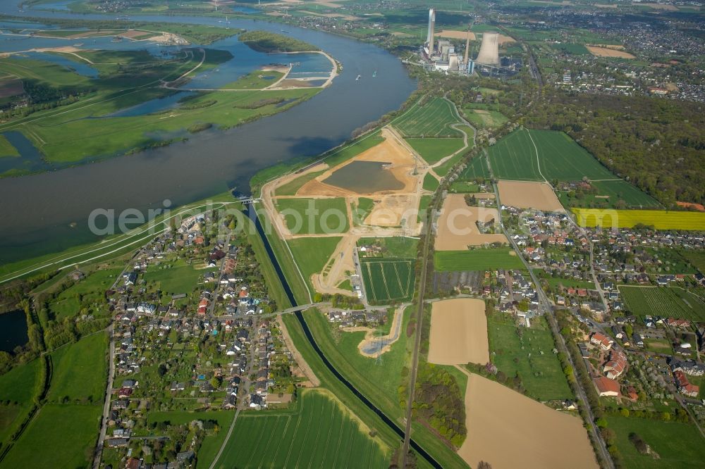 Aerial image Voerde (Niederrhein) - Riparian areas along the river mouth der Emscher in den Rhein mit Baustelle zum Umbau der Emscher- Muendung in Voerde (Niederrhein) in the state North Rhine-Westphalia