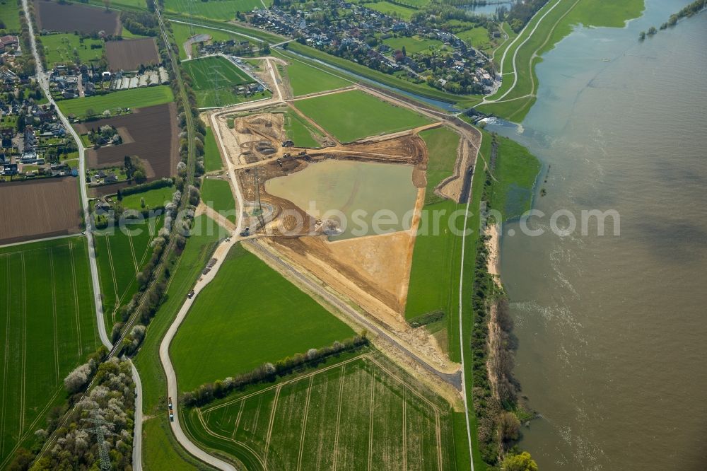 Aerial photograph Voerde (Niederrhein) - Riparian areas along the river mouth der Emscher in den Rhein mit Baustelle zum Umbau der Emscher- Muendung in Voerde (Niederrhein) in the state North Rhine-Westphalia