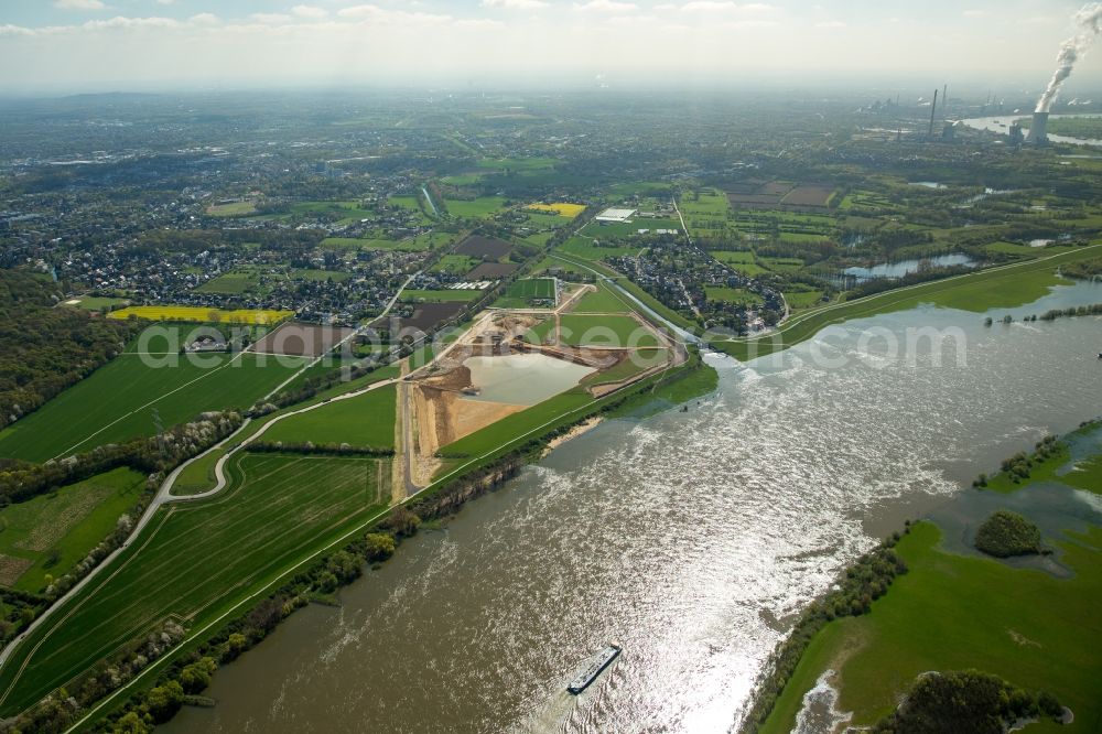 Voerde (Niederrhein) from above - Riparian areas along the river mouth der Emscher in den Rhein mit Baustelle zum Umbau der Emscher- Muendung in Voerde (Niederrhein) in the state North Rhine-Westphalia