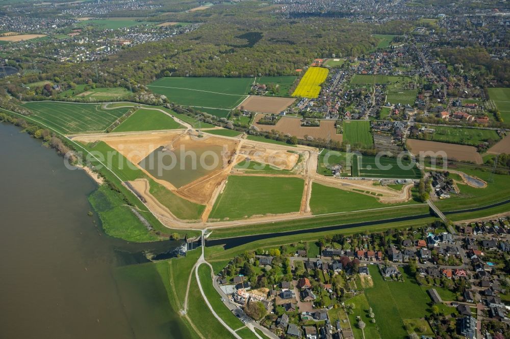 Voerde (Niederrhein) from the bird's eye view: Riparian areas along the river mouth der Emscher in den Rhein mit Baustelle zum Umbau der Emscher- Muendung in Voerde (Niederrhein) in the state North Rhine-Westphalia