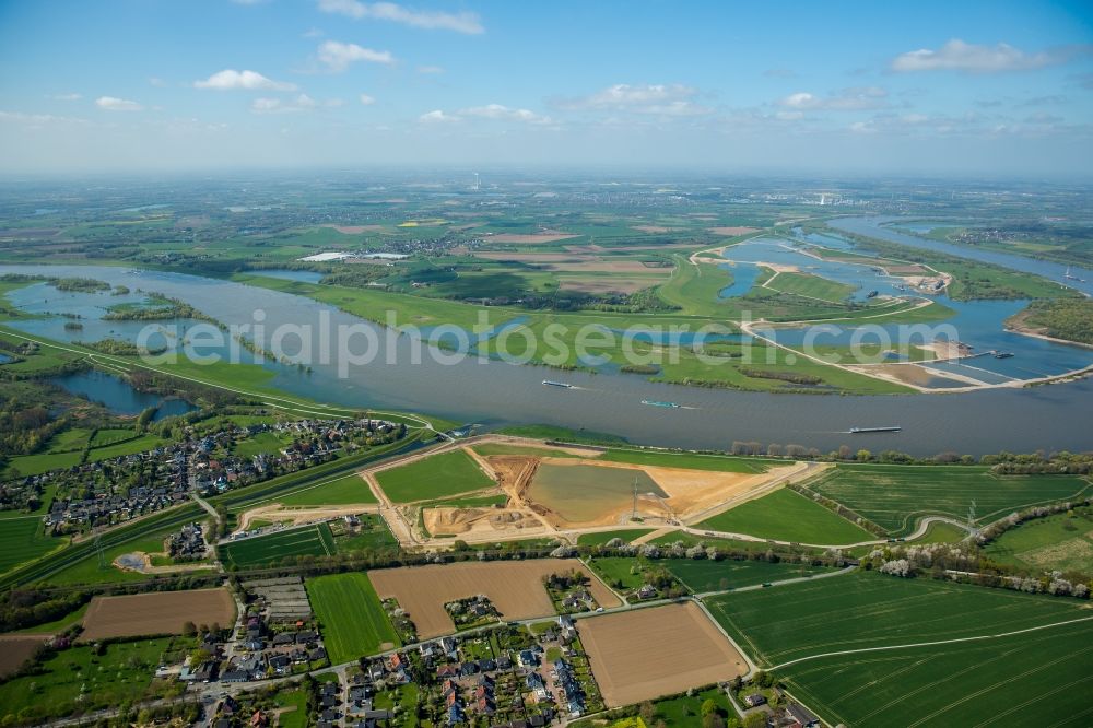 Aerial image Voerde (Niederrhein) - Riparian areas along the river mouth der Emscher in den Rhein mit Baustelle zum Umbau der Emscher- Muendung in Voerde (Niederrhein) in the state North Rhine-Westphalia