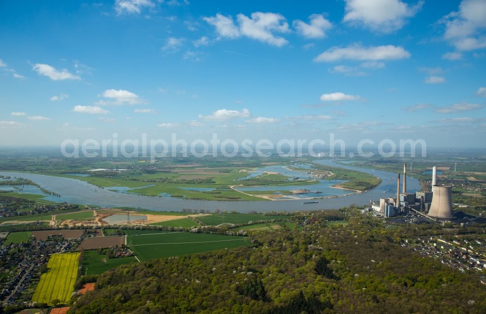 Aerial photograph Voerde (Niederrhein) - Riparian areas along the river mouth der Emscher in den Rhein mit Baustelle zum Umbau der Emscher- Muendung in Voerde (Niederrhein) in the state North Rhine-Westphalia