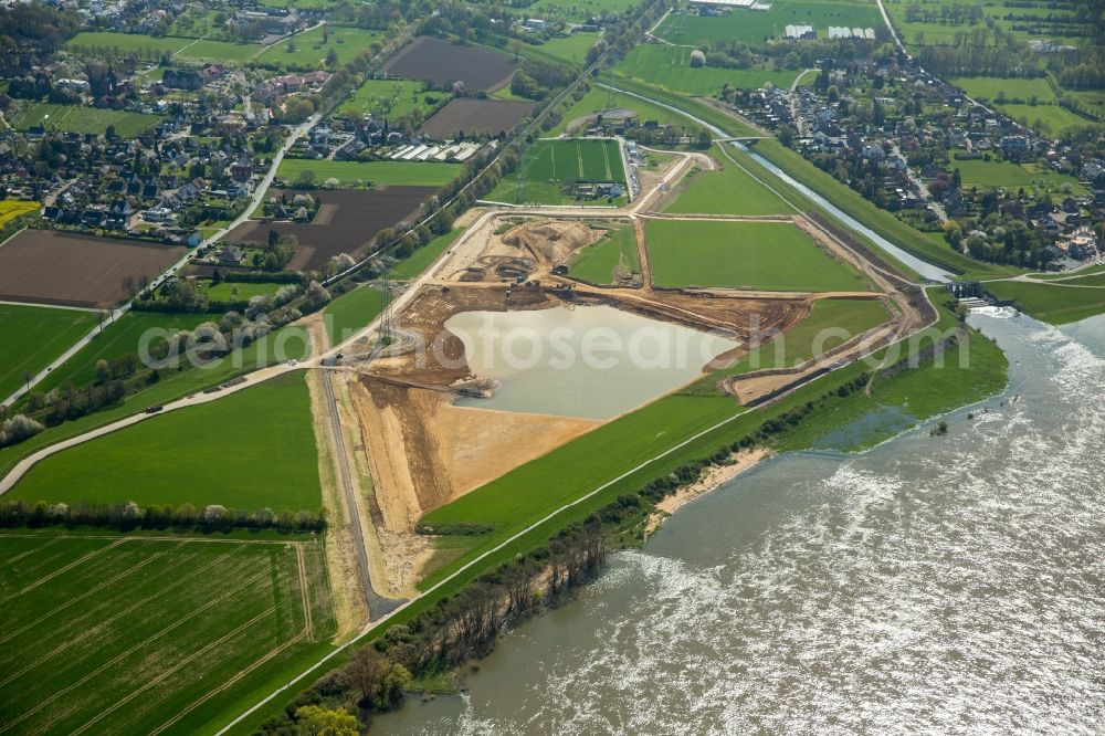 Aerial image Dinslaken - Riparian areas along the river mouth der Emscher in den Rhein in Dinslaken in the state North Rhine-Westphalia