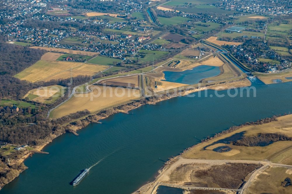 Aerial photograph Dinslaken - Riparian areas along the river mouth of the Rhine - Emscher river in the district Eppinghoven in Dinslaken in the state North Rhine-Westphalia, Germany