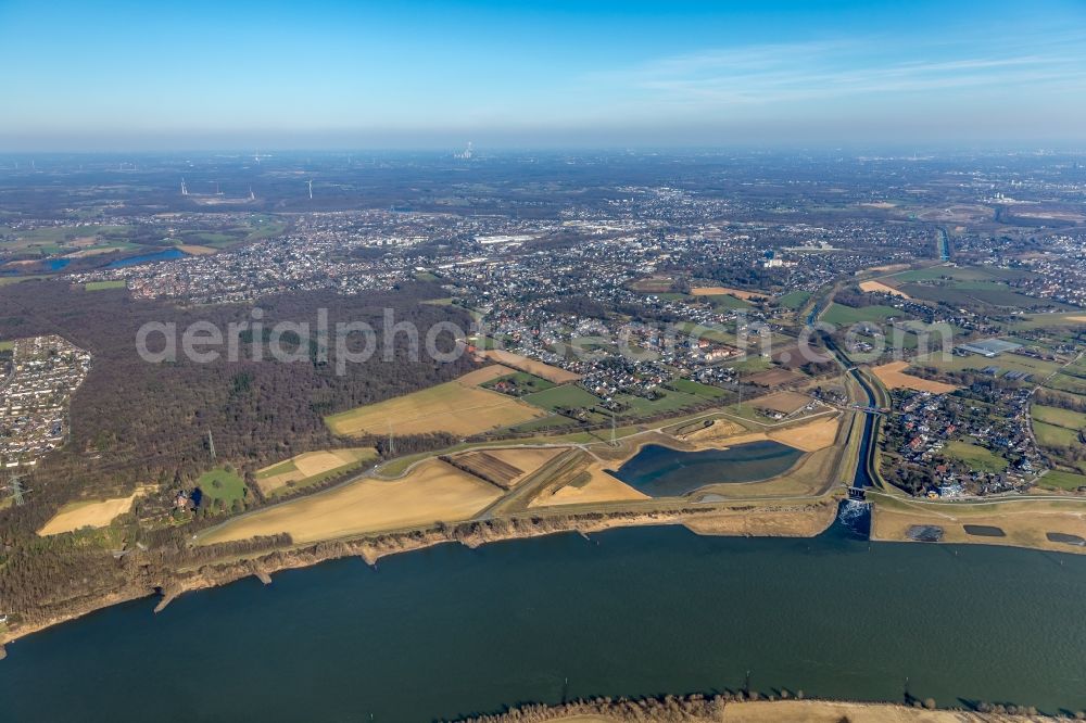 Dinslaken from the bird's eye view: Riparian areas along the river mouth of the Rhine - Emscher river in the district Eppinghoven in Dinslaken in the state North Rhine-Westphalia, Germany