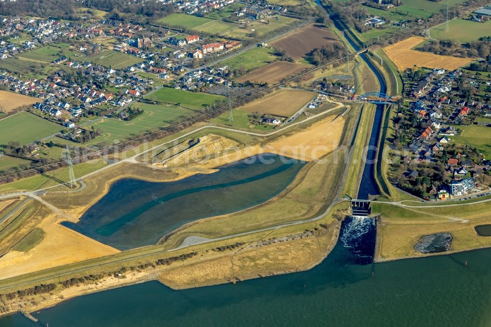 Aerial image Dinslaken - Riparian areas along the river mouth of the Rhine - Emscher river in the district Eppinghoven in Dinslaken in the state North Rhine-Westphalia, Germany