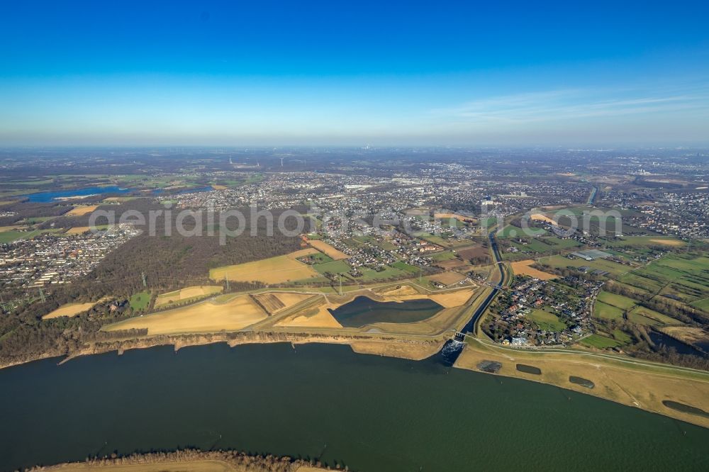 Aerial photograph Dinslaken - Riparian areas along the river mouth of the Rhine - Emscher river in the district Eppinghoven in Dinslaken in the state North Rhine-Westphalia, Germany