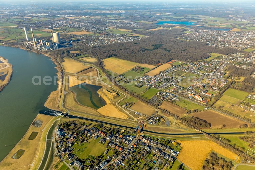 Aerial photograph Dinslaken - Riparian areas along the river mouth of the Rhine - Emscher river in the district Eppinghoven in Dinslaken in the state North Rhine-Westphalia, Germany