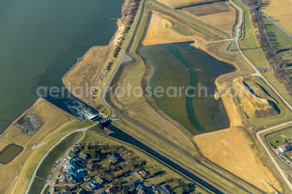 Dinslaken from the bird's eye view: Riparian areas along the river mouth of the Rhine - Emscher river in the district Eppinghoven in Dinslaken in the state North Rhine-Westphalia, Germany