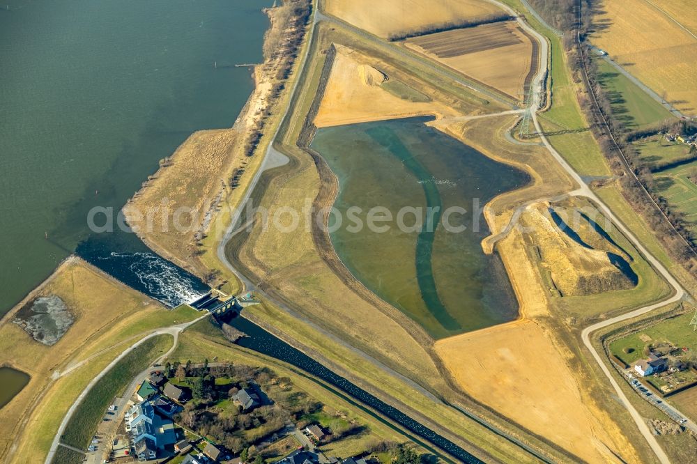 Aerial image Dinslaken - Riparian areas along the river mouth of the Rhine - Emscher river in the district Eppinghoven in Dinslaken in the state North Rhine-Westphalia, Germany