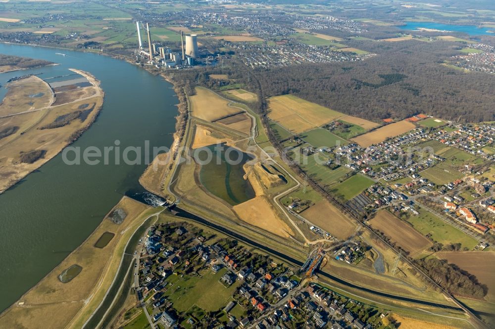 Aerial photograph Dinslaken - Riparian areas along the river mouth of the Rhine - Emscher river in the district Eppinghoven in Dinslaken in the state North Rhine-Westphalia, Germany