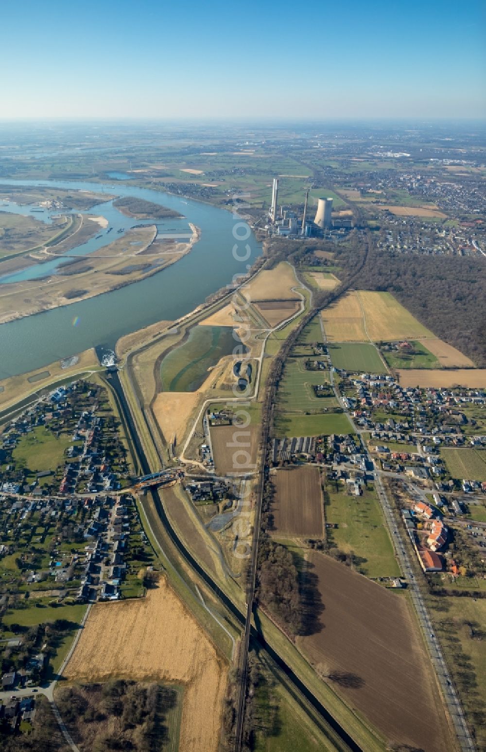 Dinslaken from the bird's eye view: Riparian areas along the river mouth of the Rhine - Emscher river in the district Eppinghoven in Dinslaken in the state North Rhine-Westphalia, Germany