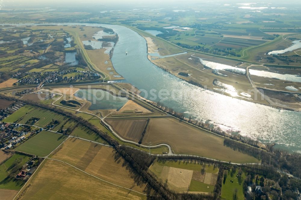 Aerial image Dinslaken - Riparian areas along the river mouth of the Rhine - Emscher river in the district Eppinghoven in Dinslaken in the state North Rhine-Westphalia, Germany