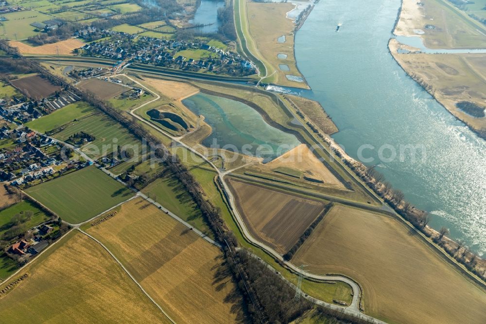 Aerial photograph Dinslaken - Riparian areas along the river mouth of the Rhine - Emscher river in the district Eppinghoven in Dinslaken in the state North Rhine-Westphalia, Germany