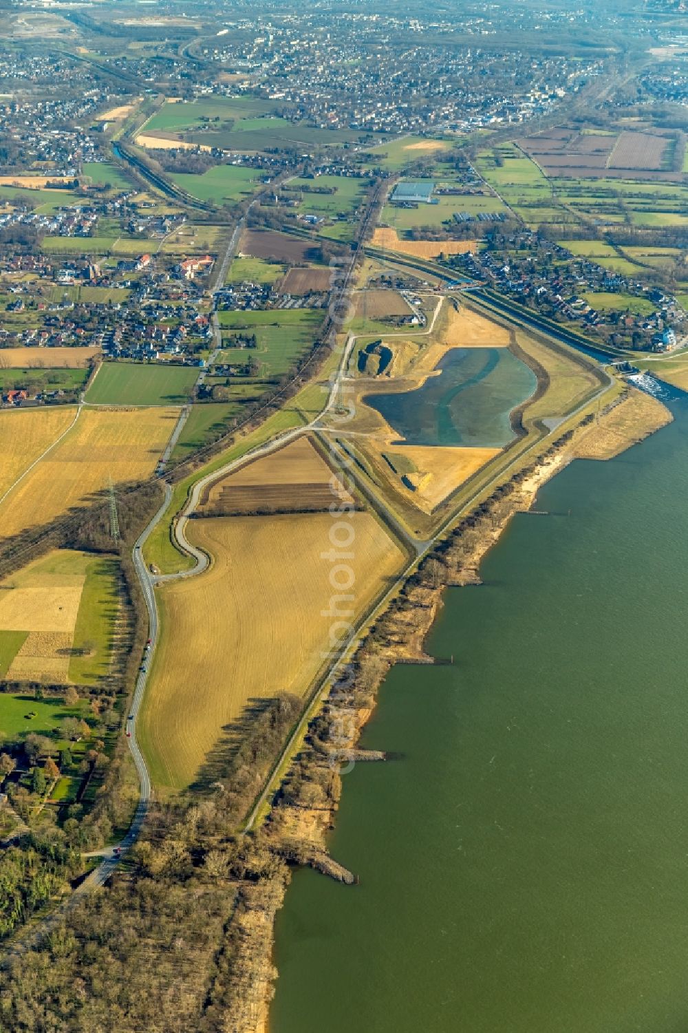 Dinslaken from the bird's eye view: Riparian areas along the river mouth of the Rhine - Emscher river in the district Eppinghoven in Dinslaken in the state North Rhine-Westphalia, Germany