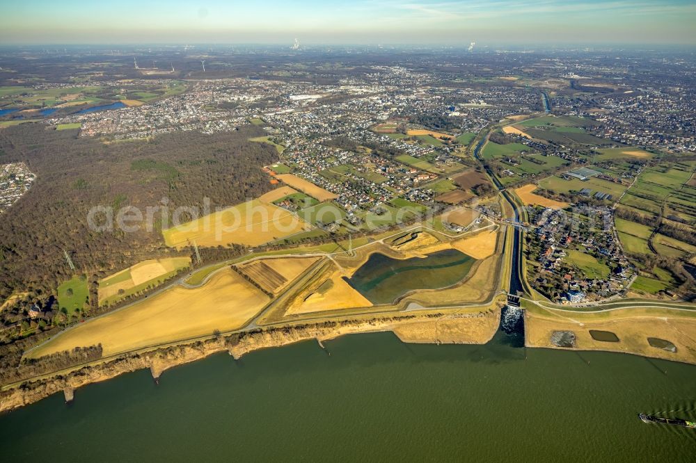 Dinslaken from the bird's eye view: Riparian areas along the river mouth of the Rhine - Emscher river in the district Eppinghoven in Dinslaken in the state North Rhine-Westphalia, Germany