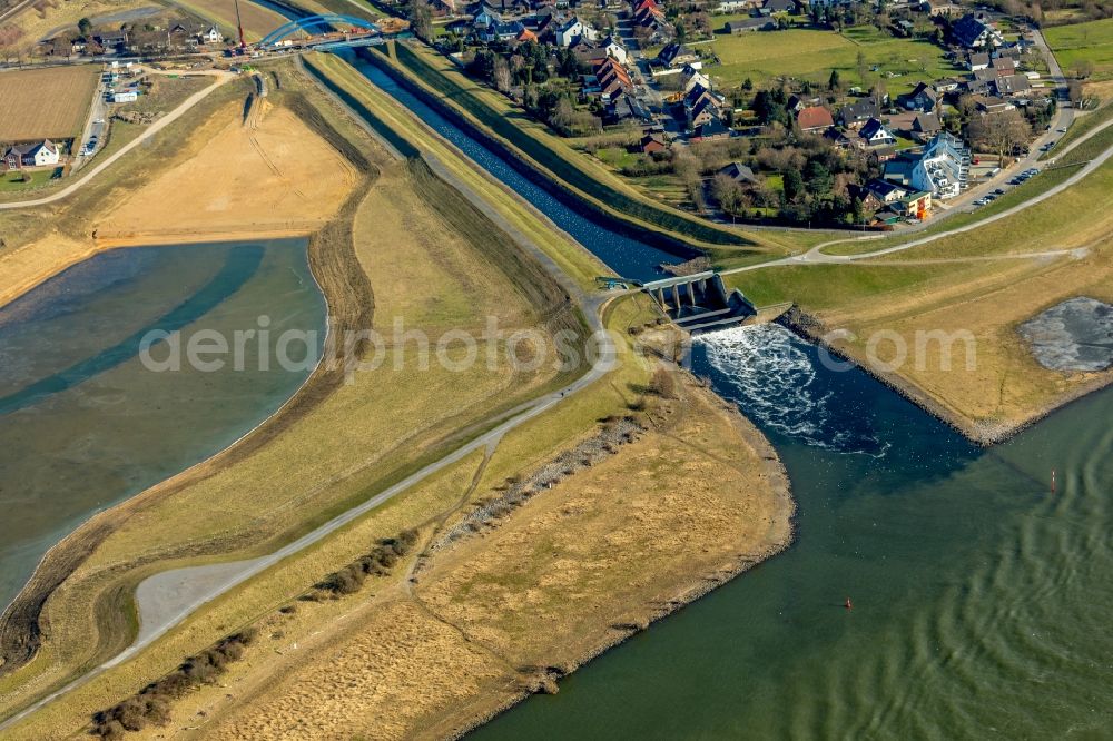 Aerial image Dinslaken - Riparian areas along the river mouth of the Rhine - Emscher river in the district Eppinghoven in Dinslaken in the state North Rhine-Westphalia, Germany