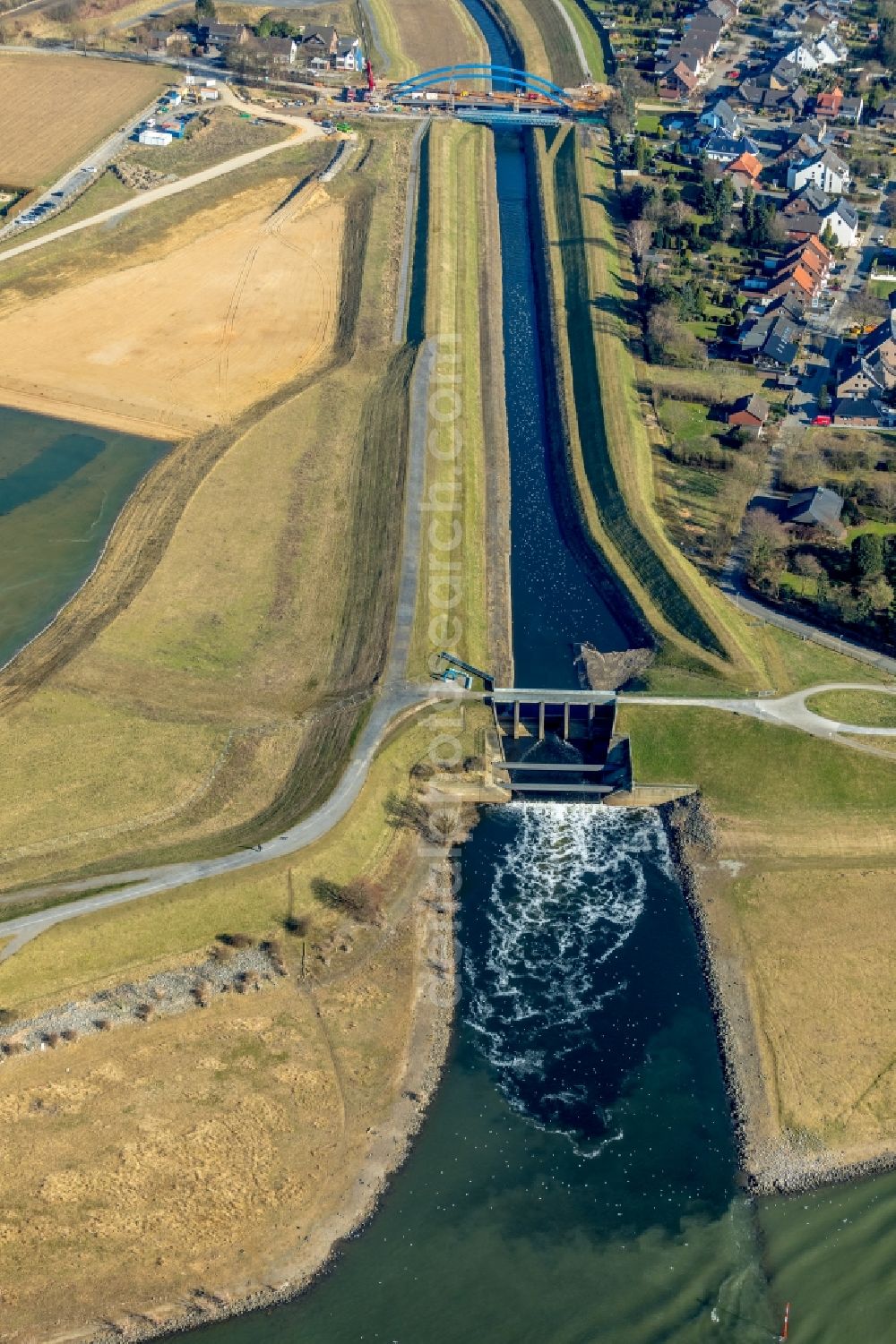 Aerial photograph Dinslaken - Riparian areas along the river mouth of the Rhine - Emscher river in the district Eppinghoven in Dinslaken in the state North Rhine-Westphalia, Germany