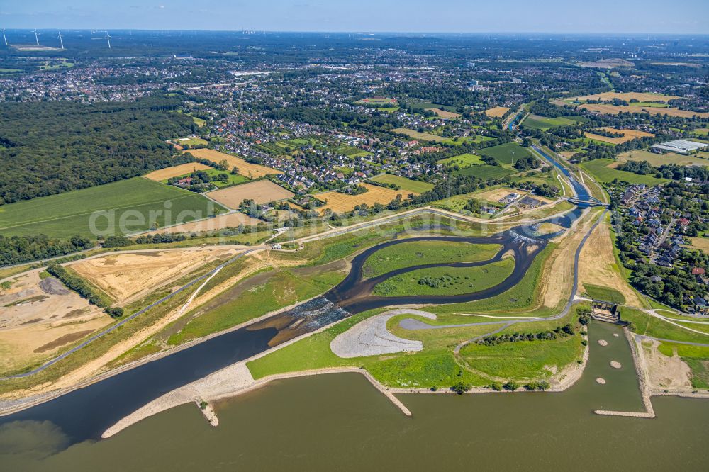 Dinslaken from the bird's eye view: Riparian areas along the river mouth of the Rhine - Emscher river in the district Eppinghoven in Dinslaken in the state North Rhine-Westphalia, Germany