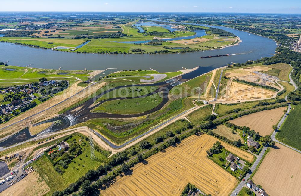 Dinslaken from the bird's eye view: Riparian areas along the river mouth of the Rhine - Emscher river in the district Eppinghoven in Dinslaken in the state North Rhine-Westphalia, Germany