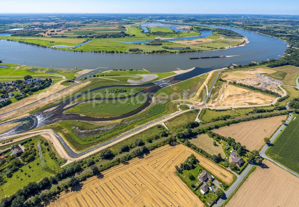 Aerial image Dinslaken - Riparian areas along the river mouth of the Rhine - Emscher river in the district Eppinghoven in Dinslaken in the state North Rhine-Westphalia, Germany