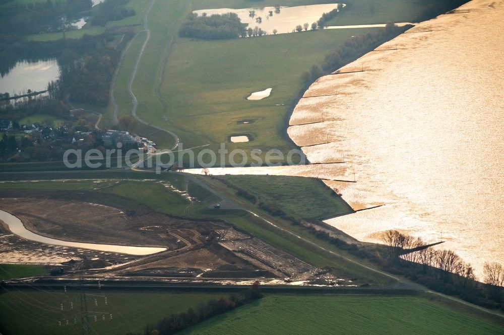 Aerial image Dinslaken - Riparian areas along the river mouth Emscher - Rhein in the district Ruhr Metropolitan Area in Dinslaken in the state North Rhine-Westphalia